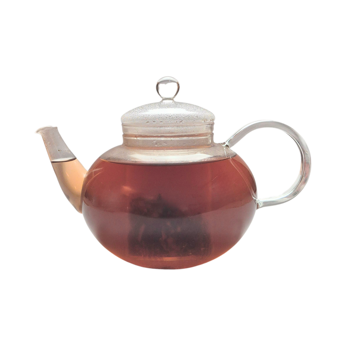 Teekanne aus Glas mit flüssigem Hibiskus Hagebutte Beeren Früchtetee und losen Früchten