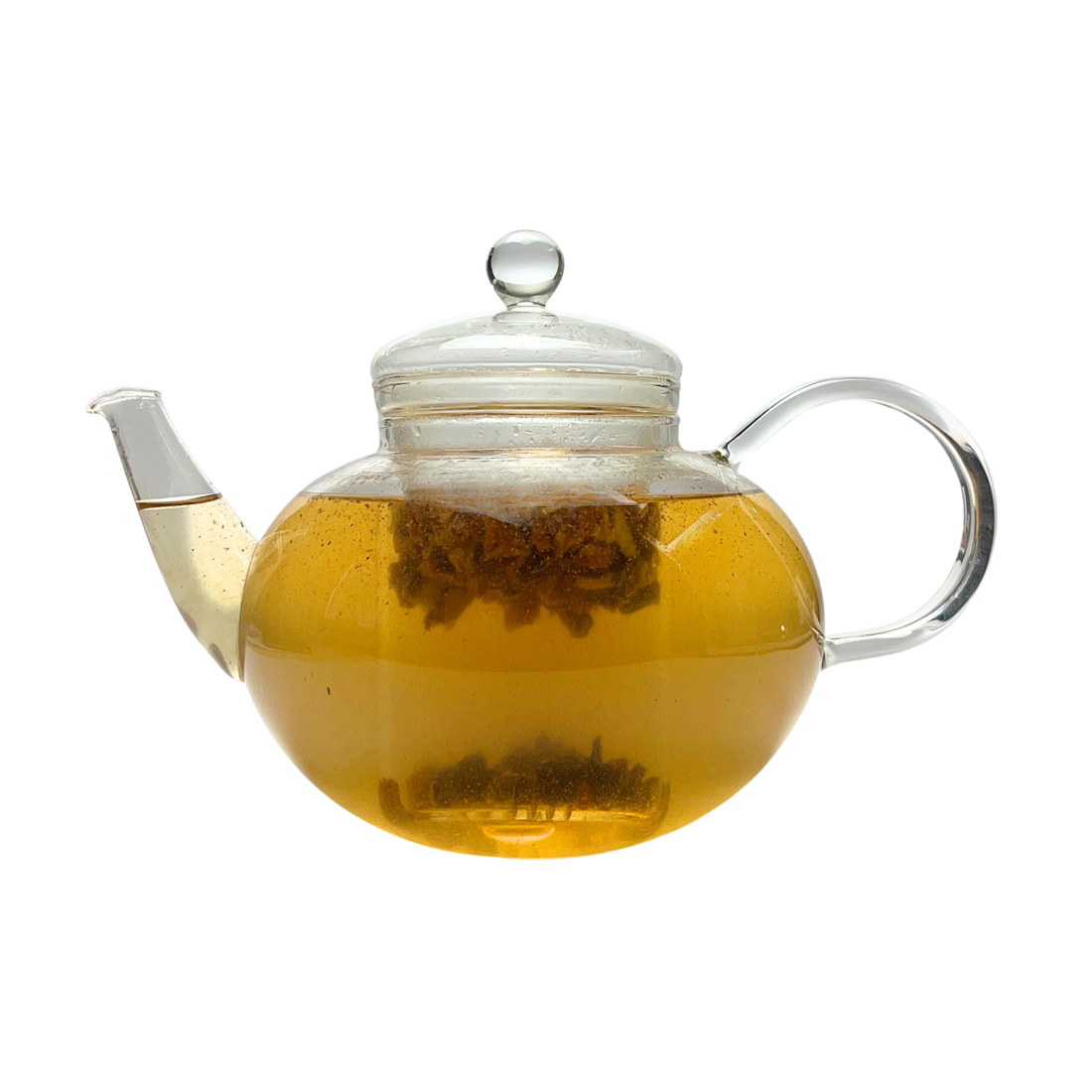 Teekanne aus Glas mit flüssigem Apfel Vanille Zimt Früchtetee und losen Früchten