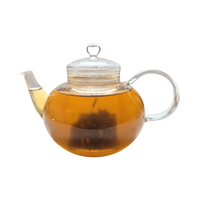 Teekanne aus Glas mit flüssigem Schwarztee Pfeffer Kardamom Chai Tee und losem Chai Tee