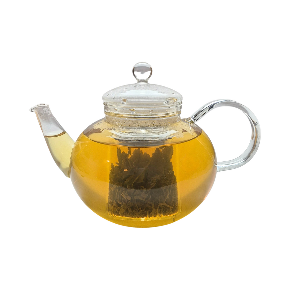 Teekanne aus Glas mit flüssigem Sencha Grüntee und losen Grünteeblättern