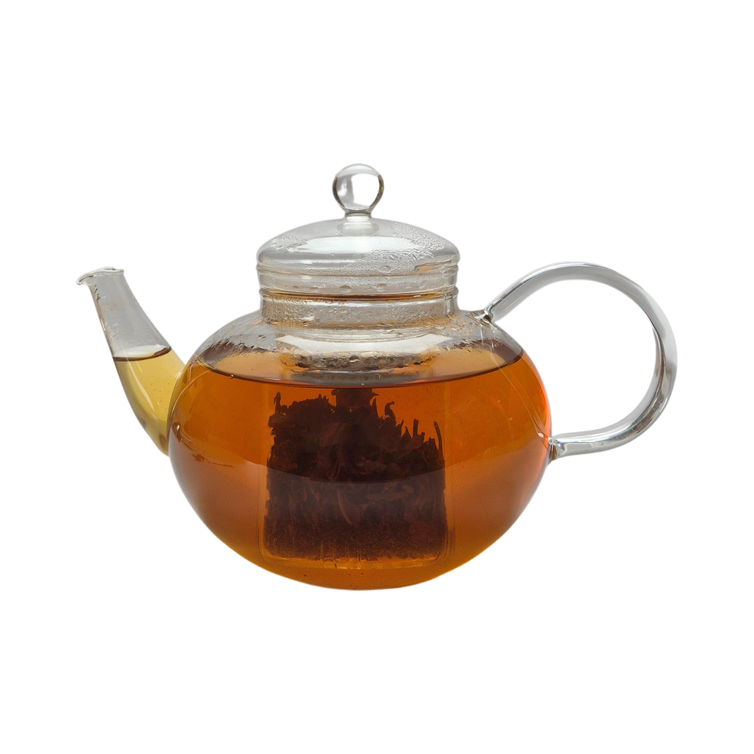 Teekanne aus Glas mit flüssigem Darjeeling Schwarztee und losen Schwarzteeblättern