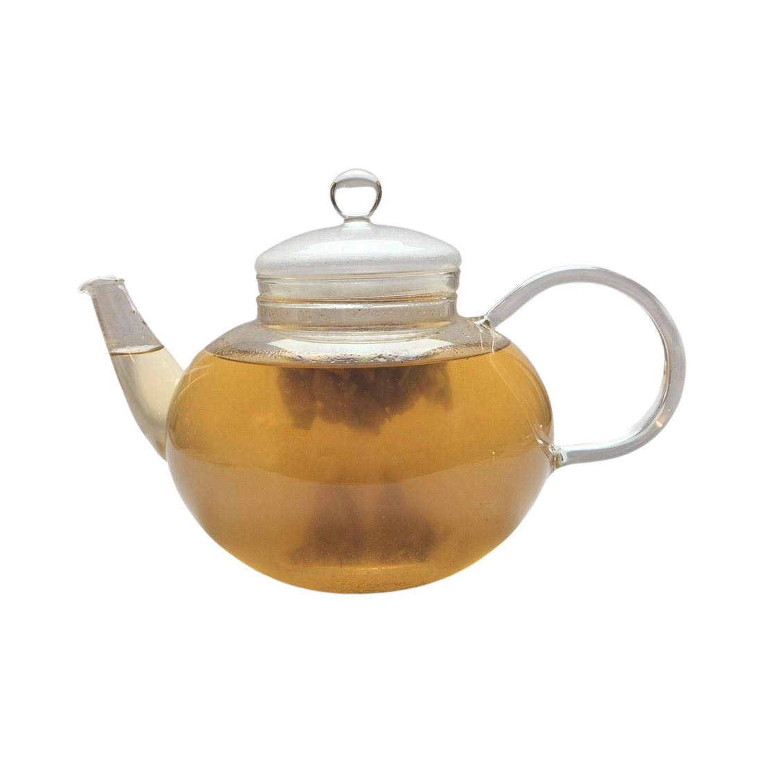 Teekanne aus Glas mit flüssigem Blutorange Zitrone Minze Früchtetee und losen Früchten